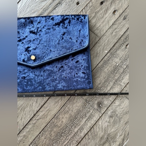 BNWT Blue Crushed Velvet Clutch, brand unknown. - Picture 5 of 6